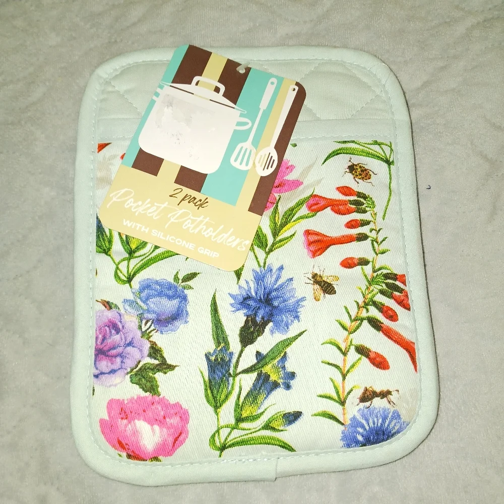 NWT! Pot Holder Sets (1 Mitt, 3  Pocket Pot Holders) - Picture 4 of 5